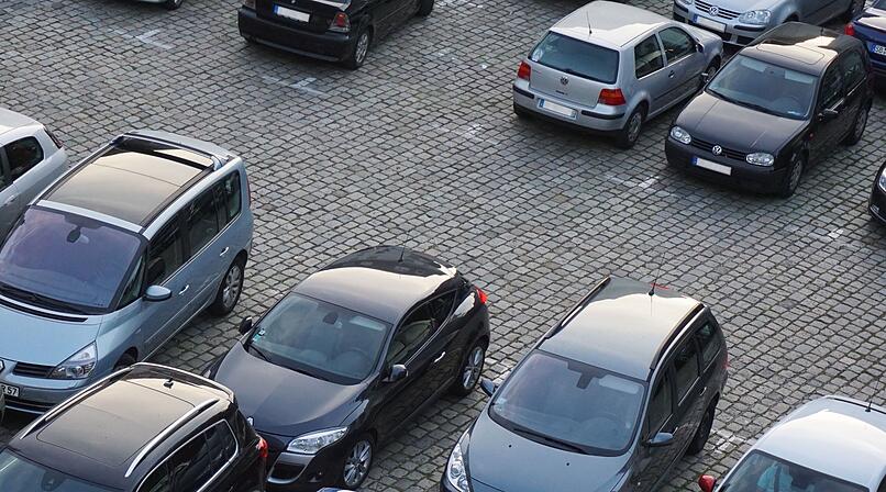 Kreis Bamberg: Frau verletzt Senior (68) beim Ausparken - und verschwindet