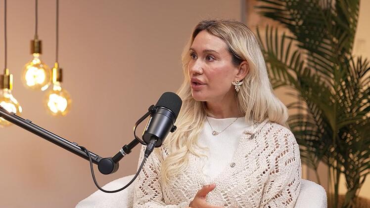 Sarah Bora sprach im Podcast "Glow Up Your Life" offen &uuml;ber ihre Erfahrungen mit h&auml;uslicher Gewalt.