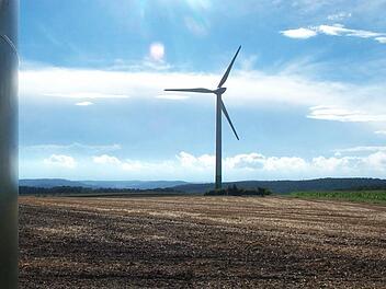 Windrad Bretzenstein:Bislang eines der wenigen Windräder im Haßbergkreis. Das wird sich in den nächsten Jahren mit dem Bau neuer Anlagen sicherlich ändern. Foto: Manfred Wagner