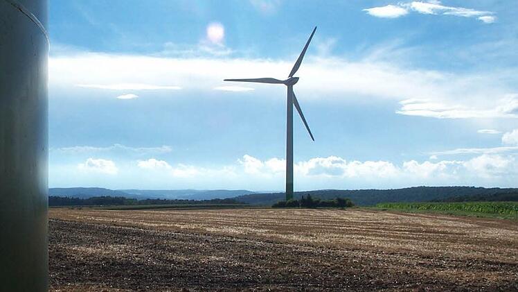 Windrad Bretzenstein:Bislang eines der wenigen Windräder im Haßbergkreis. Das wird sich in den nächsten Jahren mit dem Bau neuer Anlagen sicherlich ändern. Foto: Manfred Wagner