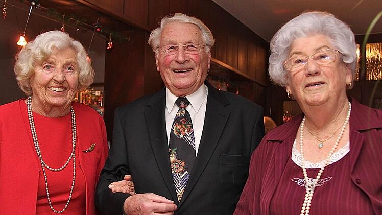 Die 88-Jährigen Helga Grote (von links), Curt-Egon Jacob und Gerda Dembeck gehören zu Stammgästen in Bad Brückenau. Mit einer Gruppe aus Kiel kommen sie seit 15 Jahren regelmäßig zum Jahreswechsel.