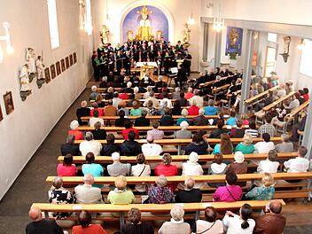Die Aischer Pfarrkirche war voll besetzt. Fotos: Johanna Blum