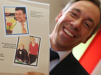 Dieses Fotobuch bekam Alexander Tritthart von Kollegen im Landratsamt geschenkt, als er in Weisendorf Bürgermeister wurde. Zwei Kolleginnen schrieben: "Wir werden auch noch hier sein, wenn Du dereinst Landrat bist." (Foto: Barbara Herbst)