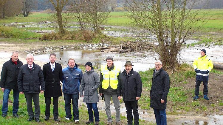 Manfred Dörfler (Teilnehmergemeinschaft), Bürgermeister Harald Hübner (Neudrossenfeld), Philipp Hetzel (Landratsamt), Marko Möller (RK-Landschaftsbau), Andrea Künzl (Wasserwirtschaftsamt), Siegfried Käb-Bornkessel (Amt für ländliche Entwicklung), Helmut Erlmann (Teilnehmergemeinschaft), Benno Strehler (Leiter Wasserwirtschaftsamt) und Karl-Heinz Amberg (Wasserwirtschaftsamt) freuen sich über die gelungene Renaturierung der Trebgast, hier bei Heidelmühle. Foto: Dieter Hübner