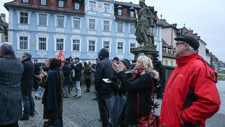 Gedenkfeier zu Füßen der Kunigundenstatue Foto: Barbara Herbst