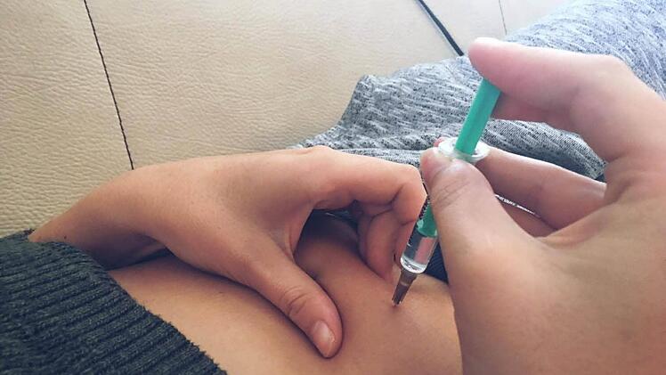 Amelie konnte sich problemlos selbst spritzen. Fünf Tage lang musste sie zwei Mal täglich eine Spritze in den Bauch geben. Foto: privat