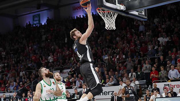 Mit durchschnittlich 9,5 gesicherten Abprallern in den ersten beiden Partien katapultierte sich Nicolo Melli auf Platz 2 der Rebound-Statistik in der Euroleague. Dank seiner zehn Punkte pro Partie und der 2,5 Assists, die der 2,05 m gro&szlig;e Power Forward verteilt, ist er mit einem Wert von 19 der effektivste Spieler im Brose-Team. Foto: Daniel L&ouml;b