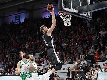 Mit durchschnittlich 9,5 gesicherten Abprallern in den ersten beiden Partien katapultierte sich Nicolo Melli auf Platz 2 der Rebound-Statistik in der Euroleague. Dank seiner zehn Punkte pro Partie und der 2,5 Assists, die der 2,05 m große Power Forward verteilt, ist er mit einem Wert von 19 der effektivste Spieler im Brose-Team. Foto: Daniel Löb
