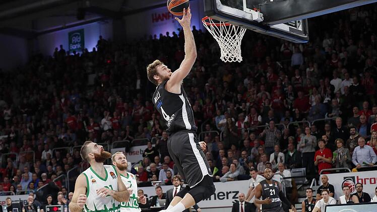 Mit durchschnittlich 9,5 gesicherten Abprallern in den ersten beiden Partien katapultierte sich Nicolo Melli auf Platz 2 der Rebound-Statistik in der Euroleague. Dank seiner zehn Punkte pro Partie und der 2,5 Assists, die der 2,05 m große Power Forward verteilt, ist er mit einem Wert von 19 der effektivste Spieler im Brose-Team. Foto: Daniel Löb