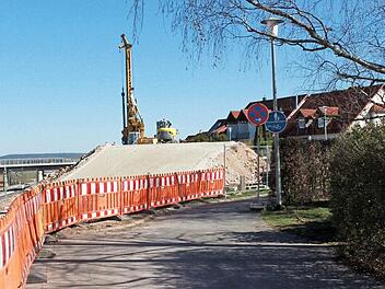 Ein neuer Wall soll an der Unteroberndorfer Brücke für Lärmschutz sorgen. Fotos: Hans Kurz