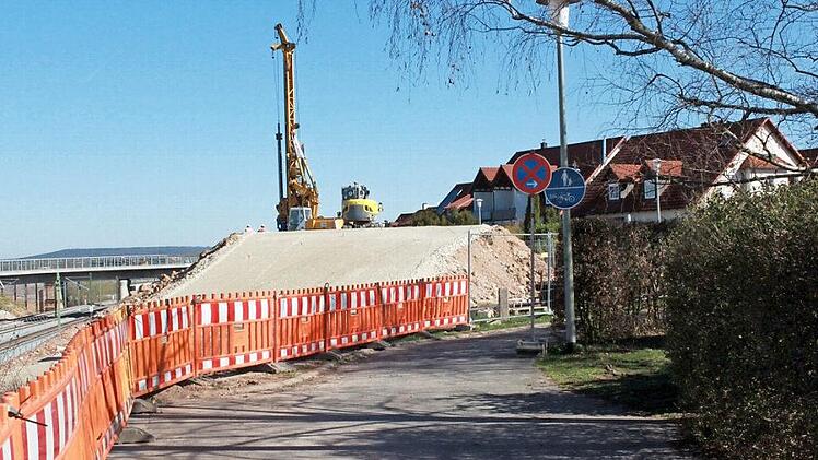 Ein neuer Wall soll an der Unteroberndorfer Brücke für Lärmschutz sorgen. Fotos: Hans Kurz