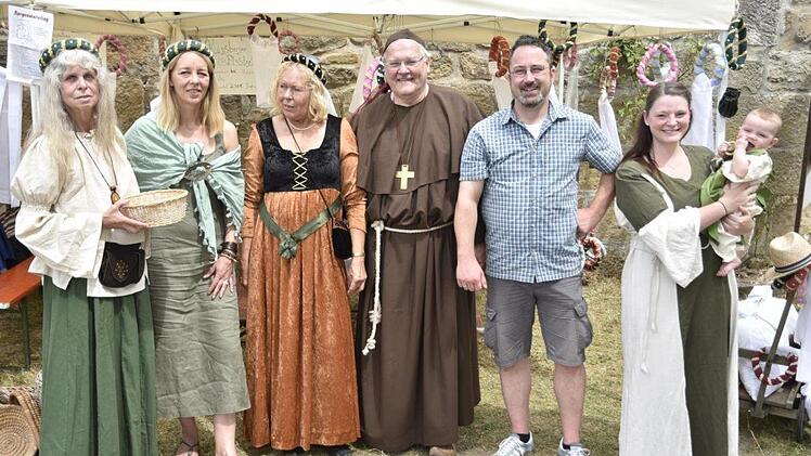 Zur Freude von Burgenwinkelmanager Alexander Blöchl (Zweiter von rechts) hatten sich Chris Frembgen, Melina Müller, Gerlinde und Claus Bittenbrünn sowie Katrin Rosenbaum mit Tochter (von links) passend zum Burgenwinkeltag gewandet.  Foto: Gerold Snater