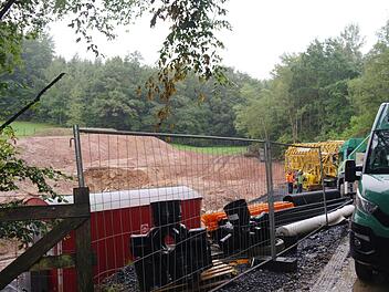 Massive Erdbewegungen werden derzeit auch bei heftigem Regenwetter an den Mottener Quellen durchgeführt. Im Bild: Vorbereitungen für die Errichtung der neuen Stützmauer an Quelle 1.  Foto: Stephanie Elm