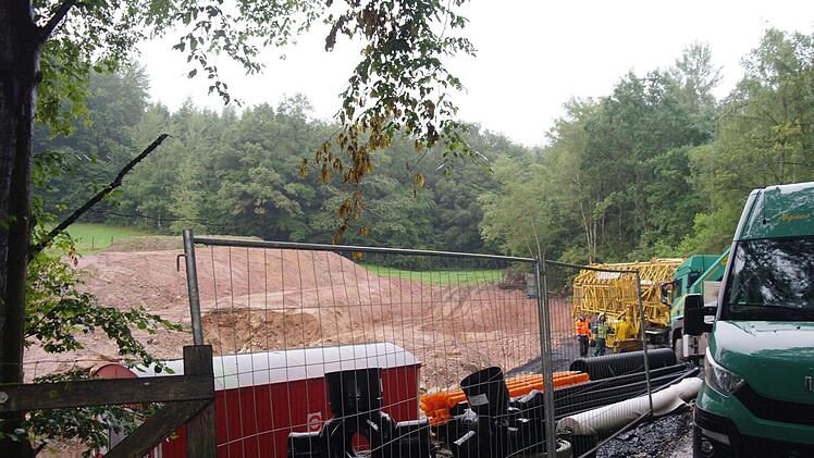 Massive Erdbewegungen werden derzeit auch bei heftigem Regenwetter an den Mottener Quellen durchgeführt. Im Bild: Vorbereitungen für die Errichtung der neuen Stützmauer an Quelle 1.  Foto: Stephanie Elm