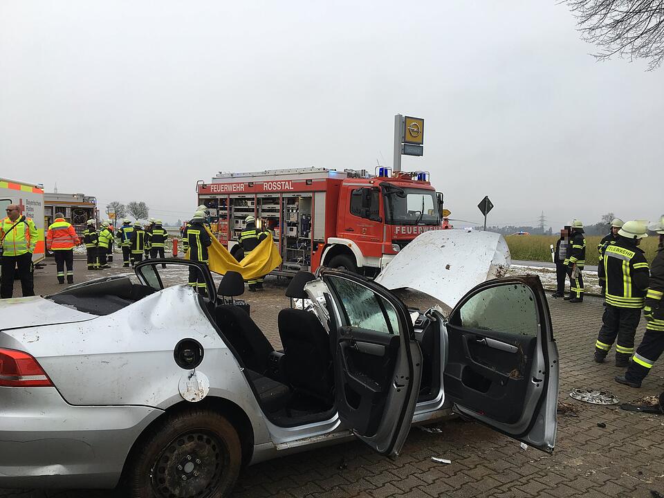 Landkreis Fürth: Auto überschlägt sich - 42-Jähriger lebensgefährlich verletzt