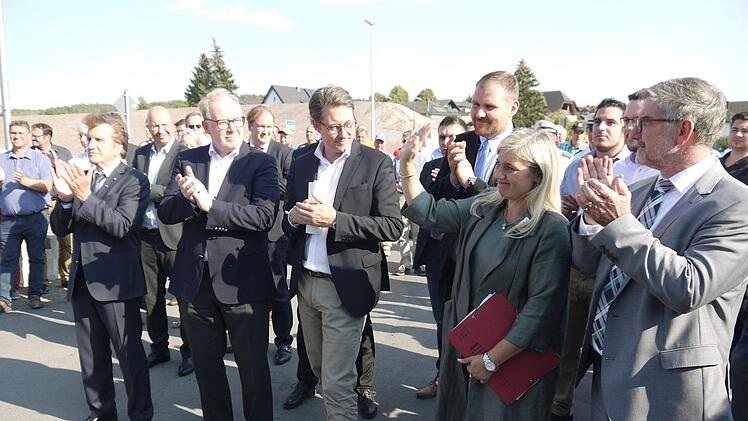 Impressionen von der feierlichen Verkehrsfreigabe des Neubauschnitts für die Bundesstraße 303 in und östlich von Oberelldorf.Foto: Berthold Köhler