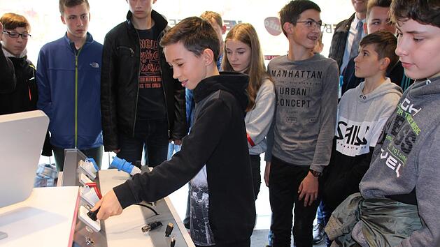 Im Info-Truck der vmbe k&ouml;nnen die Sch&uuml;ler sich an verschiedenen Arbeitsstationen selbst ausprobieren. Foto: Jannik Reutlinger