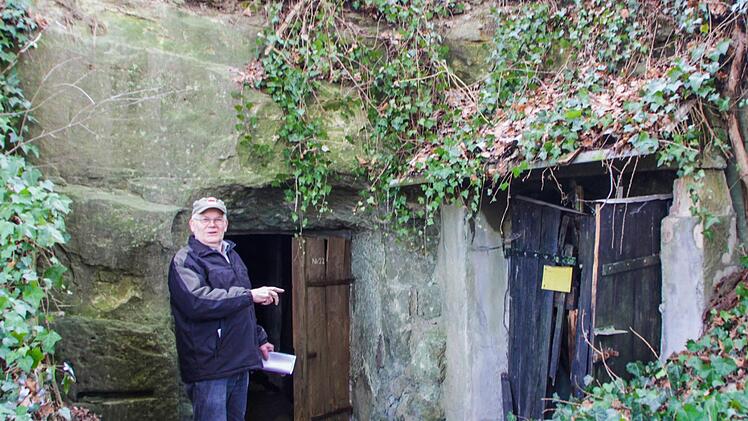 Idyllisch liegen die Kellereingänge mitten in Sterpersdorf.  Georg Schockel will sich für ihren Erhalt einsetzen.  Foto: Andreas Dorsch