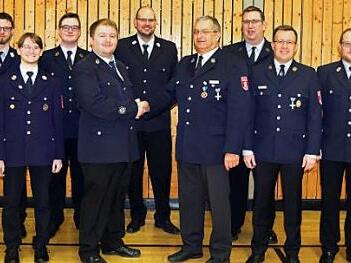 Die Feuerwehr Steinberg wählte eine komplett neue Führungsmannschaft. Im Bild gratuliert der scheidende Vorsitzende Thomas Heider (Fünfter von rechts) seinem Nachfolger Jan Böhm. Foto: Heike Schülein