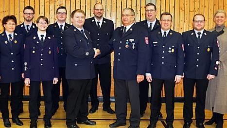 Die Feuerwehr Steinberg wählte eine komplett neue Führungsmannschaft. Im Bild gratuliert der scheidende Vorsitzende Thomas Heider (Fünfter von rechts) seinem Nachfolger Jan Böhm. Foto: Heike Schülein