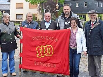 Der SPD Ortsverein Burggrub ist stolz auf seine Vereinsfahne (von links: Claudia Wicklein, Klaus Wicklein (beide Festausschuss), Reiner Ebert (Erster Vorsitzender), Timo Fleischmann (Zweiter Vorsitzender), Tanja Fleischmann (Festausschuss), Hans Parnickel (Schriftführer und Kassier).  Foto: Karl-Heinz Hofmann