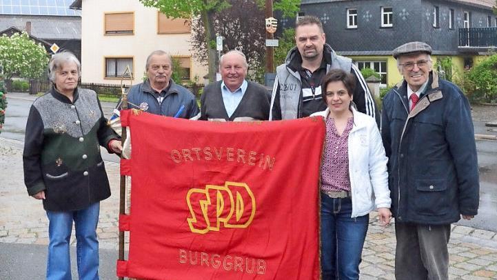 Der SPD Ortsverein Burggrub ist stolz auf seine Vereinsfahne (von links: Claudia Wicklein, Klaus Wicklein (beide Festausschuss), Reiner Ebert (Erster Vorsitzender), Timo Fleischmann (Zweiter Vorsitzender), Tanja Fleischmann (Festausschuss), Hans Parnickel (Schriftführer und Kassier).  Foto: Karl-Heinz Hofmann
