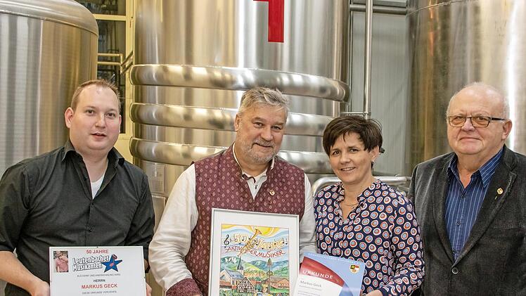 Bei der Ehrung (von links): Tobias Dittrich (musikalischer Leiter der Leutenbacher Musikanten), Jubilar Markus Geck, Kreisvorsitzende Claudia Heim und stellvertretender Kreisvorsitzender Fridolin Hofmann Foto: privat