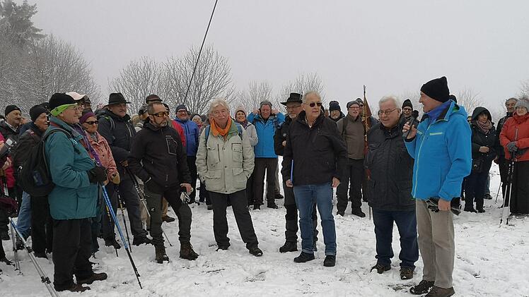 Landrat Landrat Thomas Habermann (rechts mit Mikro) richtete bei der  Wanderjahreröffnung seinen Dank an die Engagierten im Rhönklub. Neben  ihm Rhönklub-Präsident Jürgen Reinhardt und der Regionalvorsitzende  Konrad Tripp, die auf die fehlende Bereitschaft hinwiesen, Verantwortung im Ehrenamt zu übernehmen. Foto: Marion Eckert