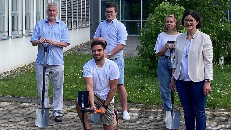 Das Pflaster muss weichen und alle helfen mit: So ist der Plan für das grüne Klassenzimmer an der FosBos. Wo sich die Gedankenmacher, Ideenträger, Förderer und Geldverteiler am Montag zum symbolischen Spatenstich aufstellen, werden in ein paar Monaten schon Fische und Seerosen einen Schulteich zieren.