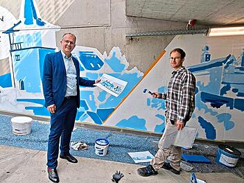 Jeder Pinselstrich muss sitzen: K&uuml;nstler Leonhard Kniesz alias Leo Art (rechts im Bild) hinterl&auml;sst seine k&uuml;nstlerische Handschrift auf der Wand an der Ein- und Ausfahrt zur Tiefgarage am Kulmbacher Eku-Platz. Oberb&uuml;rgermeister Ralf Hartnack ist v...