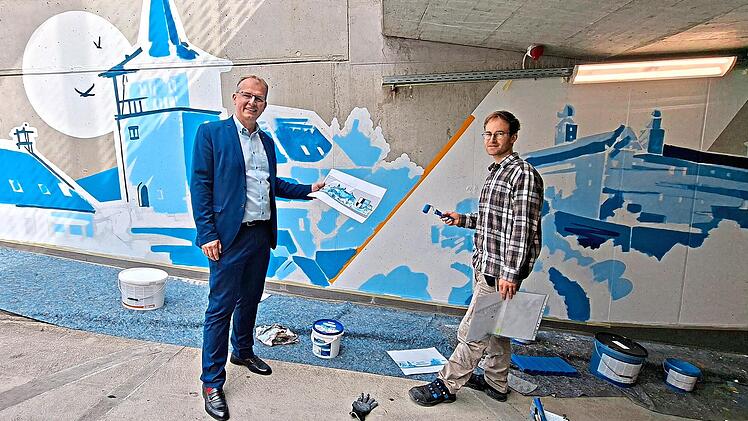 Jeder Pinselstrich muss sitzen: K&uuml;nstler Leonhard Kniesz alias Leo Art (rechts im Bild) hinterl&auml;sst seine k&uuml;nstlerische Handschrift auf der Wand an der Ein- und Ausfahrt zur Tiefgarage am Kulmbacher Eku-Platz. Oberb&uuml;rgermeister Ralf Hartnack ist v...
