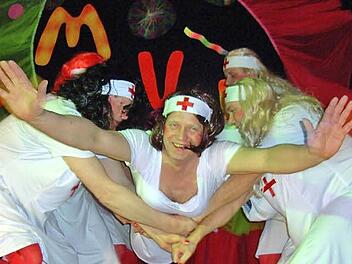 Das Männerballett des Musikvereins sorgte als "heiße Krankenschwestern" für Stimmung. Fotos: Udo Sell