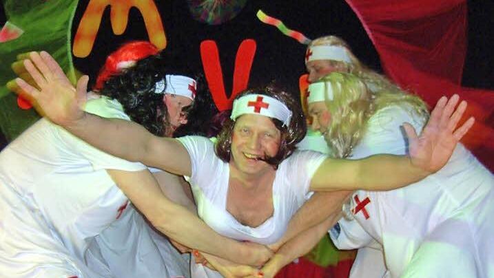 Das Männerballett des Musikvereins sorgte als "heiße Krankenschwestern" für Stimmung. Fotos: Udo Sell