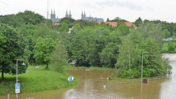 Bleibt der Atlantik warm, könnte es künftig häufiger zu Hochwassern und monatelangem Dauergrau kommen. So sah am Montag der Main-Donau-Kanal unterhalb der Heinrichsbrücke aus. Die Pegelstände waren zu diesem Zeitpunkt bereits wieder etwas gesunken.  Foto: Ronald Rinklef