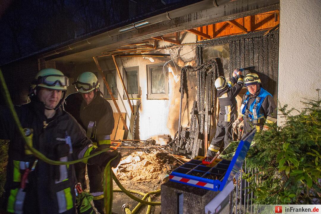 Fassade von Wohnhaus in Nuernberg fing Feuer