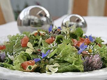 Ob bunter Salat mit Blüten oder Grillparty mit Freunden: Fotografieren Sie was Ihnen schmeckt - gerne auch im Kreis Ihrer Lieben - und gewinnen Sie einen Restaurantgutschein.  Foto: Anja Vorndran
