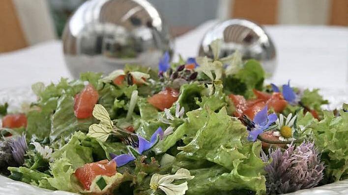 Ob bunter Salat mit Blüten oder Grillparty mit Freunden: Fotografieren Sie was Ihnen schmeckt - gerne auch im Kreis Ihrer Lieben - und gewinnen Sie einen Restaurantgutschein.  Foto: Anja Vorndran