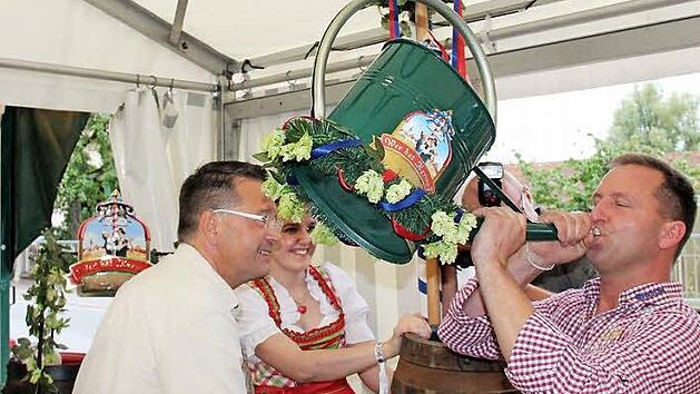 Bj&ouml;rn R&ouml;mmelt nimmt einen Schluck aus der Bierkanne.  Fotos: Johanna Blum