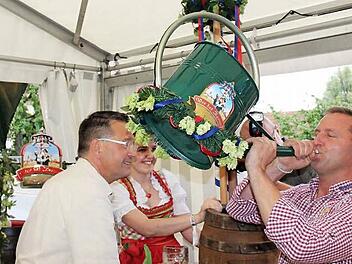 Björn Römmelt nimmt einen Schluck aus der Bierkanne.  Fotos: Johanna Blum