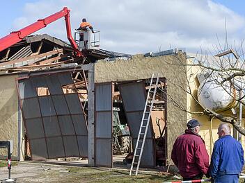 Aufräumarbeiten an der zerstörten Feldscheune in Kürnach. Foto: Thomas Obermeier