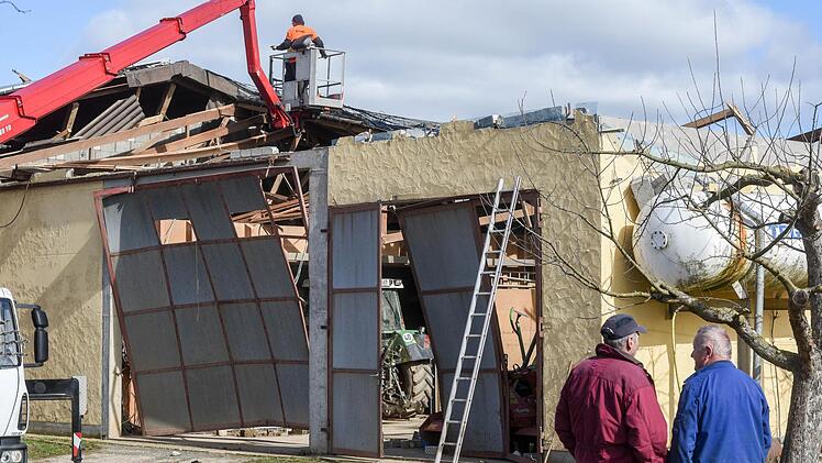 Aufräumarbeiten an der zerstörten Feldscheune in Kürnach. Foto: Thomas Obermeier