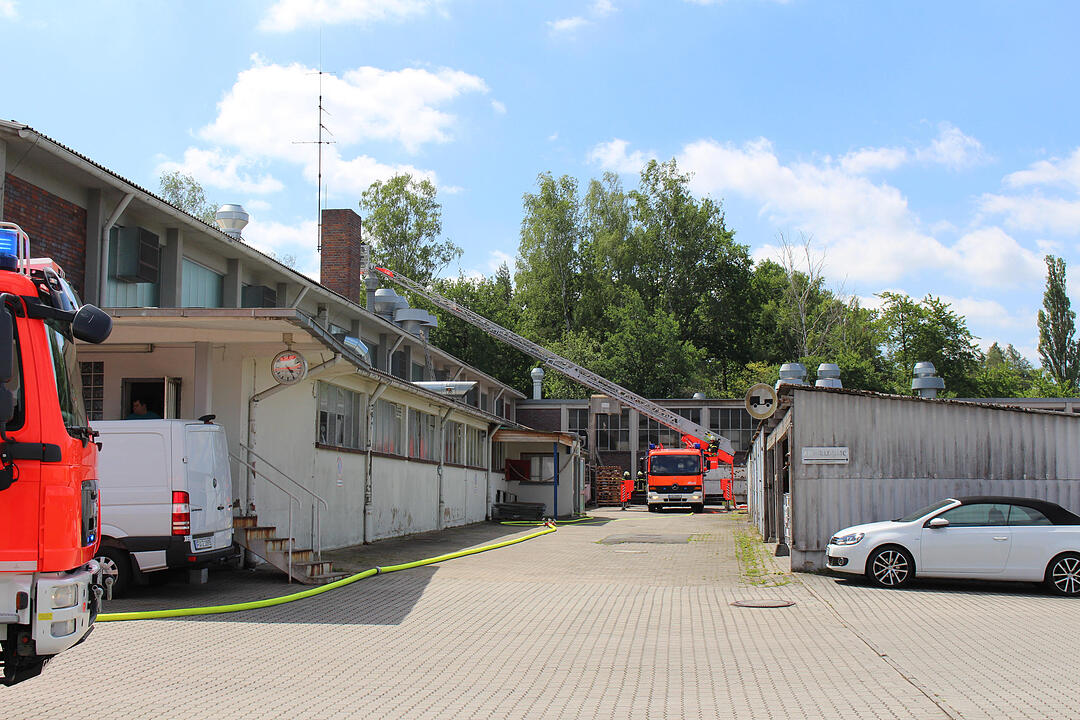 Feuer auf Fabrikgelände in Zirndorf