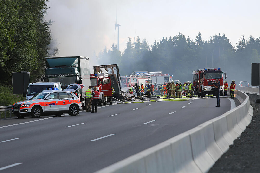 Brennender Reisebus auf A9 im Landkreis Hof - Autobahn komplett gesperrt