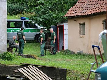 Auch Suchhunde kamen zum Einsatz, als die Polizei ein Anwesen in Wehelitz durchsuchte.Foto: Katrin Geyer