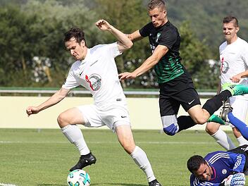 Der Strullendorfer Jonas Hummel (links) hat den Gunzendorfer Torwart Jason Watts und Michael Brütting umspielt und erzielt das 1:0. Fotos: sportpress