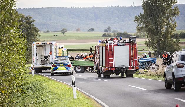 Unfall im Kreis Ha&szlig;berge: Motorradfahrer prallt gegen Traktor-Anh&auml;nger