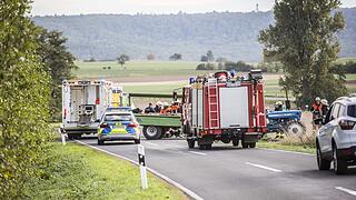 Unfall im Kreis Ha&szlig;berge: Motorradfahrer prallt gegen Traktor-Anh&auml;nger