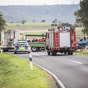 Unfall im Kreis Haßberge: Motorradfahrer prallt gegen Traktor-Anhänger