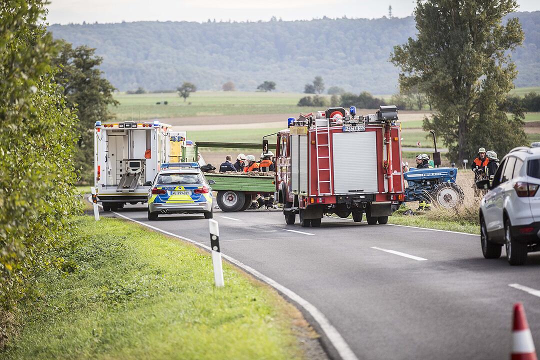 Unfall im Kreis Haßberge: Motorradfahrer prallt gegen Traktor-Anhänger