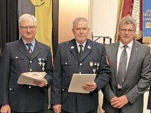 Bei der Ehrung (v.l.): KBI Thomas Renner, Andreas Muckelbauer, Josef St&ouml;&szlig;el, B&uuml;rgermeister Ekkehard Hojer und KBM J&uuml;rgen H&uuml;mmer Foto: p